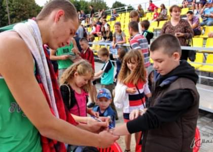 ФОТОФАКТ: Проигравшие на чемпионате Европы в Молодечно белорусы раздают автографы детям
