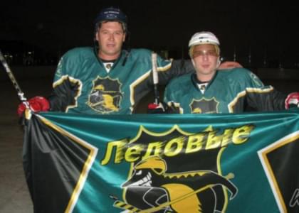 В полуфинале чемпионата любительской хоккейной лиги молодечненские «Ледовые пингвины» встретятся с «Mjets» 18 апреля