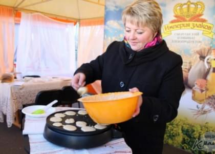 ФОТОРЕПОРТАЖ: Попробовать блины из овсяной муки и ошмянский кофе можно было на региональной выставке-ярмарке в Сморгони