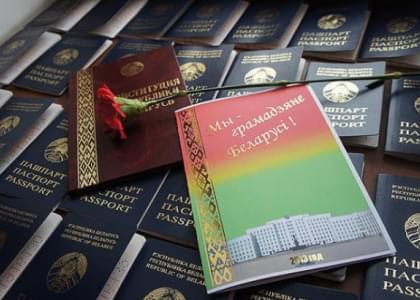 ВОЛОЖИН. Торжественное вручение паспортов лучшим учащимся школ района. Концертная программа