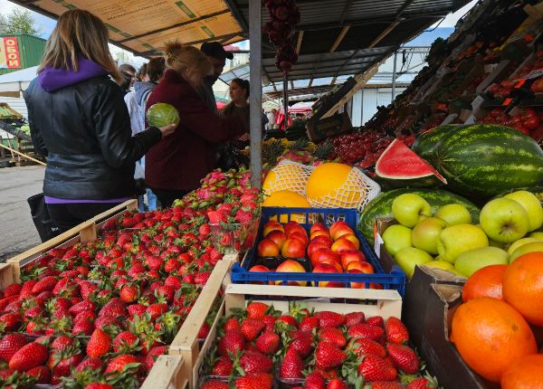 На рынке в Молодечно можно купить клубнику, арбуз и даже питайю. Смотрите цены на экзотику и не только  