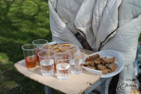 Пункт питания на трассе марафона в Чисти. Фото из архива Край.бай