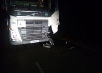 Бесправник на самодельном тракторе врезался во встречный автопоезд в Вилейском районе