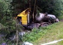 В Докшицком районе грузовик съехал в кювет и врезался в деревья – спасатели деблокировали двух человек