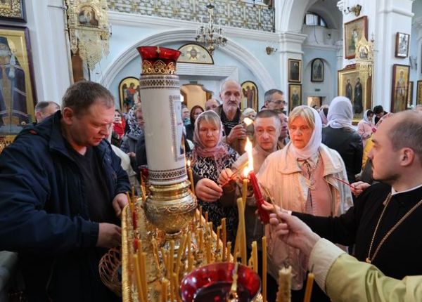 Благодатный огонь доставлен в Свято-Духов кафедральный собор в Минске 