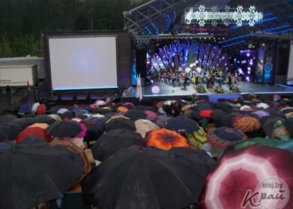 ФОТОФАКТ: На концерте-открытии Фестиваля белорусской песни и поэзии &quot;Молодечно-2012&quot; шел дождь