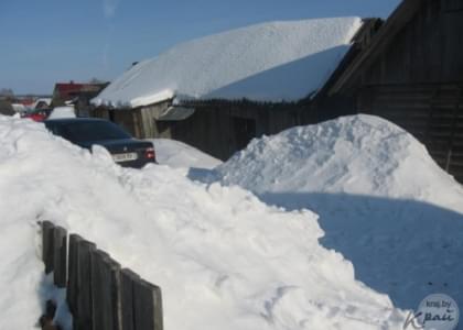 ФОТОФАКТ: Во дворах частных домов в Докшицах за зиму скопились горы снега