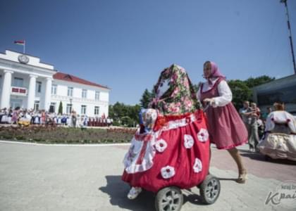 Парад детских колясок украсил шествие участников фестиваля «Браславские зарницы – 2013»