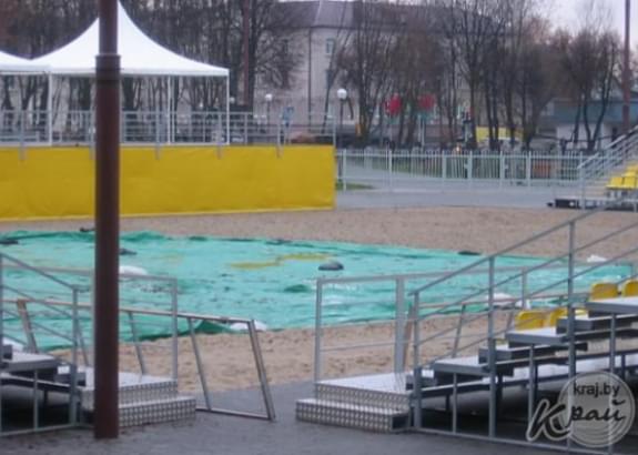 ФОТОФАКТ: Часть песка на стадионе для пляжного волейбола в Молодечно накрыли тентом