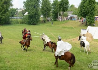 Конные и пешие воины разных эпох участвовали в поединках у стен Гольшанского замка на Ошмянщине (ФОТО)