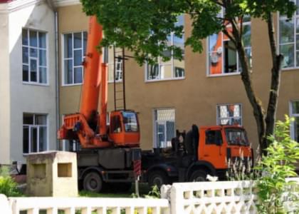 ФОТОФАКТ: Строители укрепляют крышу центральной библиотеки в Молодечно