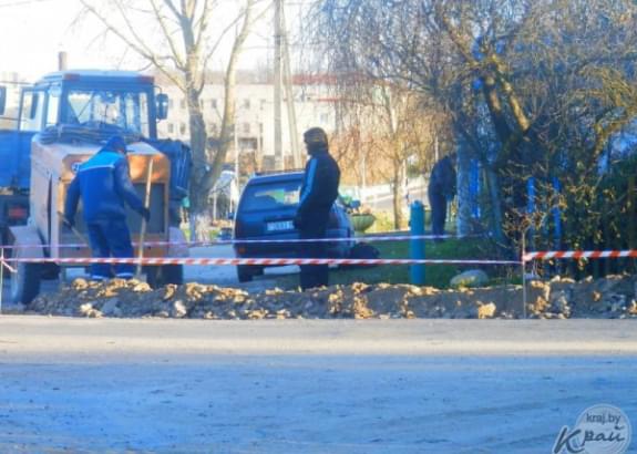 ФОТОФАКТ: На перекрестке улиц Доватора и К. Маркса в Докшицах копают траншею