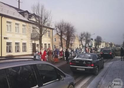 ФОТОФАКТ: В Ошмянах прошло шествие Дедов Морозов и Снегурочек
