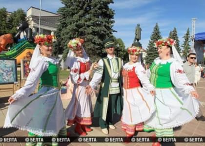 ФОТОФАКТ: Традиционная ярмарка превратила центр Молодечно в город мастеров