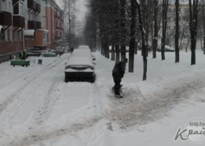 ФОТОФАКТ: Вилейчан и молодечненцев просят помочь с расчисткой  дворов от снега
