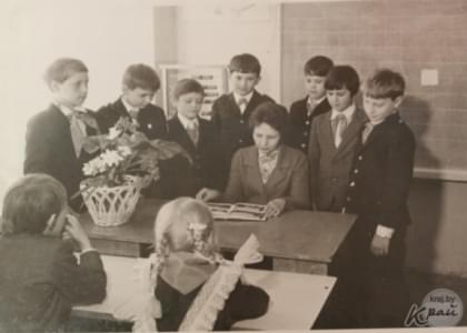 Советский дресс-код, букеты и колокольчик 1 сентября. Линейки в школах в Вилейском районе на старых снимках (фото)