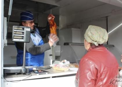 «В прошлый раз у них была просроченная колбаса». Санслужба проверила торговлю на региональной ярмарке в Вилейке (фото)