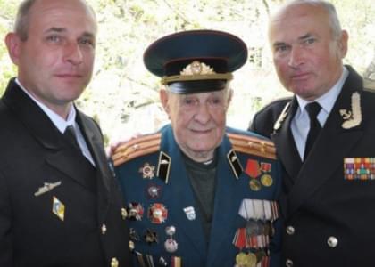 96-летнего ветерана в Одессе с Днем Победы поздравил оркестр ВМС (видео)