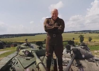 Знаменитый шпагат Ван Дамма, но на стволах двух танков исполнит Александр Солодуха (видео)