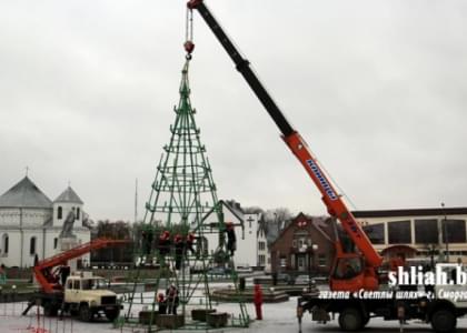 В Сморгони устанавливают 18-метровую главную елку (фото)