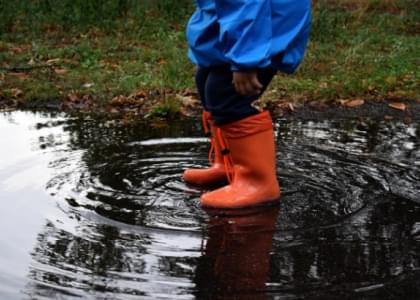 «Прошел такой дождь, что можно было устраивать водный забег». В Мяделе затопило подъезд дома на Комсомольской улице