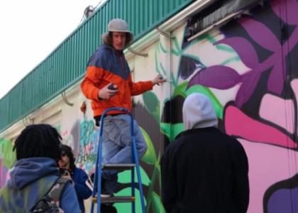 48 уличных художников из разных стран мира разрисовывают рисунками граффити мини-рынок на ул. Скорины в Молодечно
