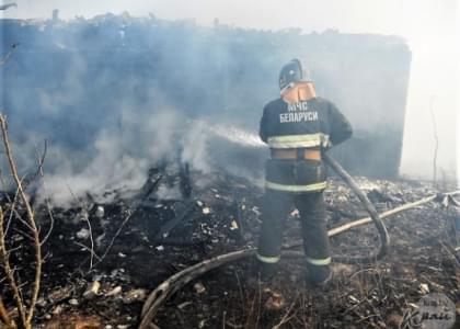 Мужчина в Глубокском районе, сжигая мусор, лишился своего дачного дома
