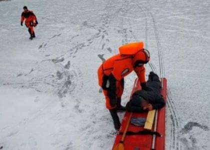 В Глубоком мужчина провалился под лед – очевидцы вызвали спасателей