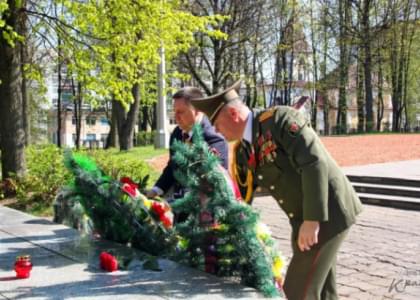 Без парада на 9 Мая. В Молодечно возложили цветы к братской могиле