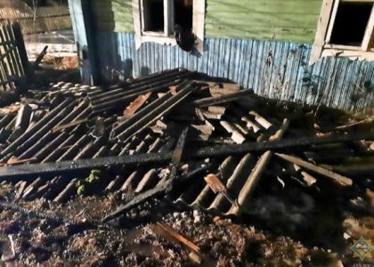 В Ошмянском районе 30-летняя женщина тушила свой дом, потом бросила и ушла с ожогами