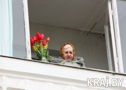 В Молодечно ветеранов ВОВ поздравили на дому с оркестром. Одному из них подарили корову