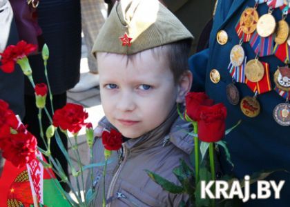 Митинг-реквием и традиционная очередь за солдатской кашей. Смотрите, как в Молодечно отметили День Победы