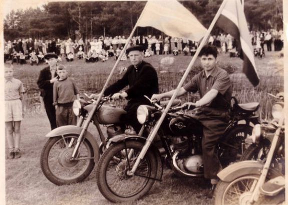 «Парад мотоциклов с флагами и фронтовые 100 грамм». Как полвека назад в Вилейке отмечали день освобождения БССР