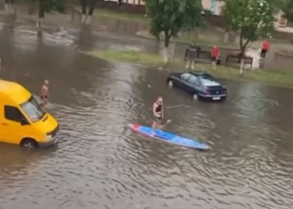 Видео: Сморгонь затопило, местные не растерялись и достали лодки