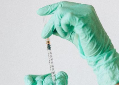 Сто долларов за прививку от коронавируса. Какие премии за прививки платят работникам белорусские предприятия?