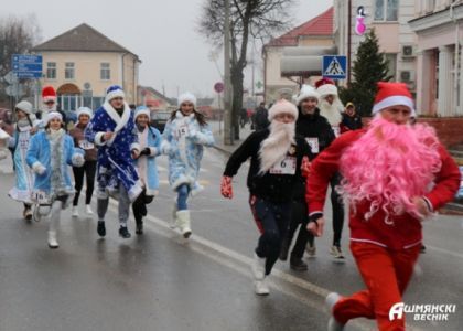 В Ошмянах Деды Морозы и Снегурочки бежали по улицам