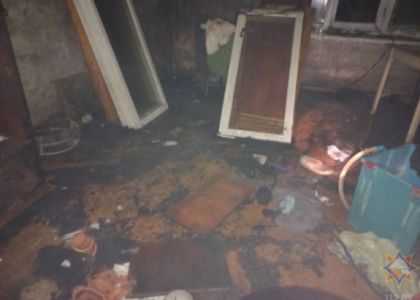 В Браславском районе загорелась квартира: хозяйка спаслась сама, а ее сына на руках вынесли спасатели