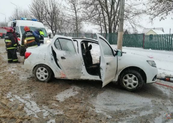 В Воложине автомобиль врезался в столб – водитель и два пассажира в больнице