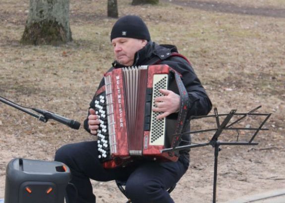 «Хочу развеселить людей». Одинокий музыкант играл на улицах Вилейки. 