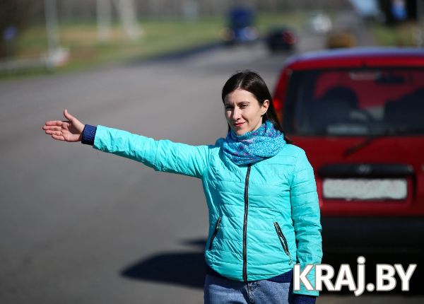 Заглохли на дороге: кому быстрее помогут – мужчине или женщине? Kraj.by провел эксперимент