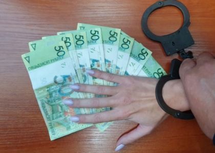 В Мядельском районе бухгалтер похитила почти 75 000 рублей со счета предприятия: делала это незаметно