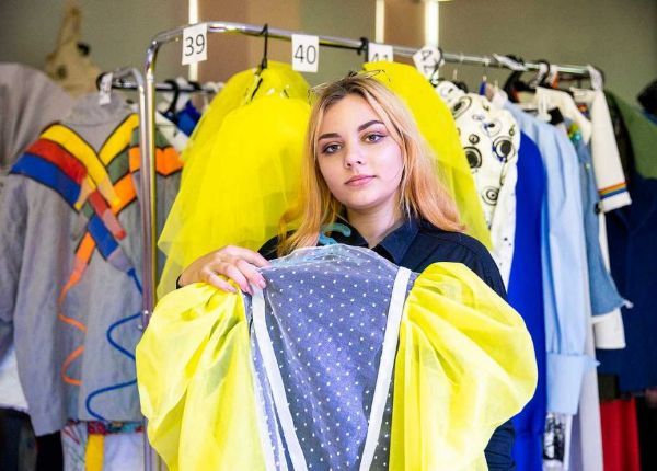 В стиле британской королевы. Студентка из Воложина представила на конкурс «Мельница моды 2022» коллекцию одежды 