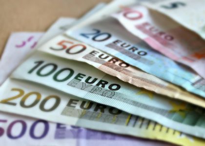 Впервые за 20 лет. Евро сравнялся с долларом