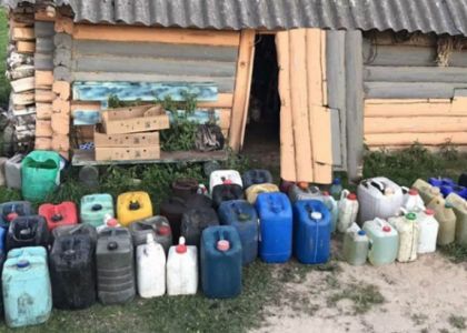 Механизатор в Поставском районе несколько месяцев сливал дизтопливо – похитил почти тонну