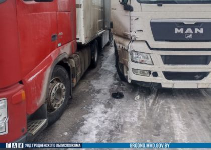 Покатившийся грузовой автомобиль в Ошмянском районе зажал ноги своему же водителю