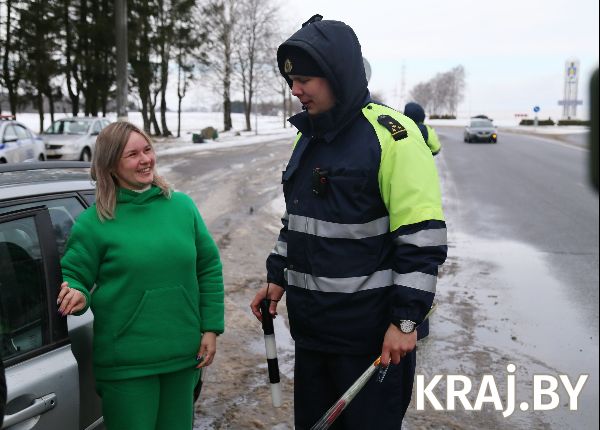 «Это все мне? Ой, спасибо, не ожидала» В Молодечно ГАИ раздавала