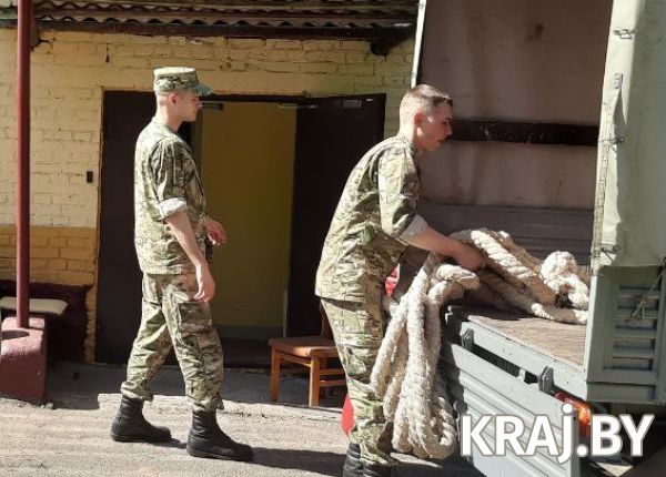 Боксерская груша, кимоно, канаты и образцы снарядов. Что еще привезли военнослужащие в гимназию № 10 в Молодечно