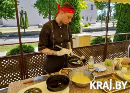 «Мы наелись от души». В центре Вилейки для горожан жарили драники 