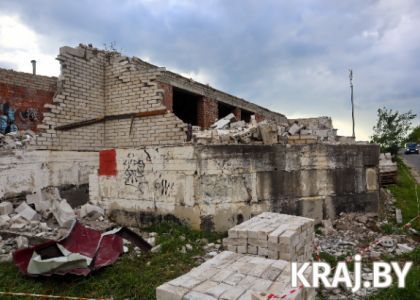 «Я квартиру родителей продала ради этого строительства». В Молодечно не будет автомагазина из железнодорожных вагонов – недострой заставили убрать  
