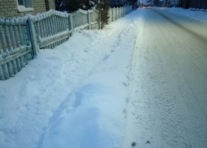 В агрогородке Нарочь под Мяделем жители протаптывают дорожки по снегу 